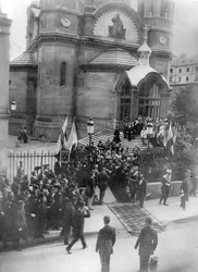 Zar Nikolaus II. verlässt die Kathedrale Saint-Alexandre-Nevsky in Paris, 1896